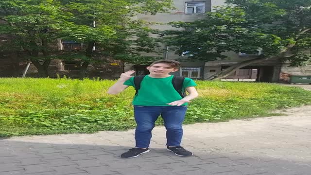 DAMIEN ANDRIU RUSZA W MIASTO 