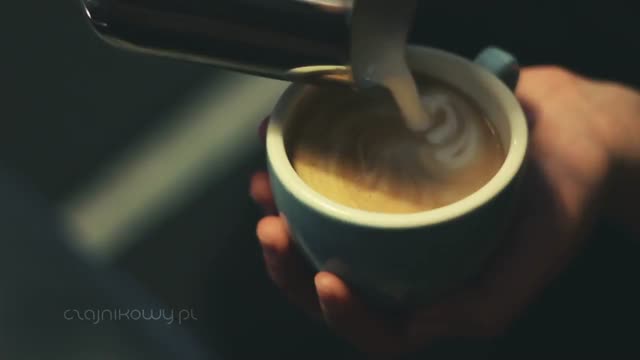 Jaką najlepiej pić kawę: z mlekiem czy bez?