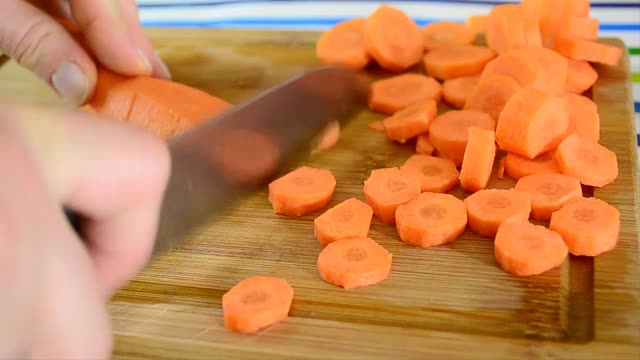 Potrawka z cukinii i kiełbasy z warzywami