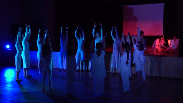 O spektaklu Dzieci Wszechświata